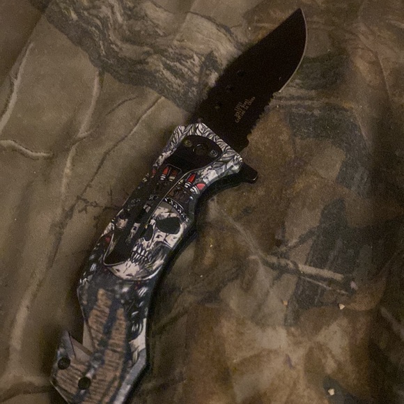 I’m selling a knife never used it just don’t need it anymore - Picture 3 of 4